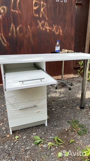 Стол офисный с ящиками