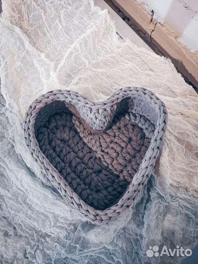 Вязаное кашпо сердце Серое