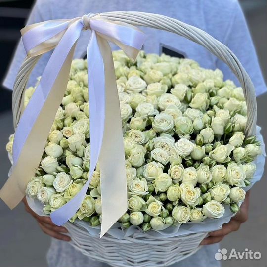 Кустовые розы в корзине