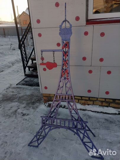 Эйфелева башня в человеческий рост