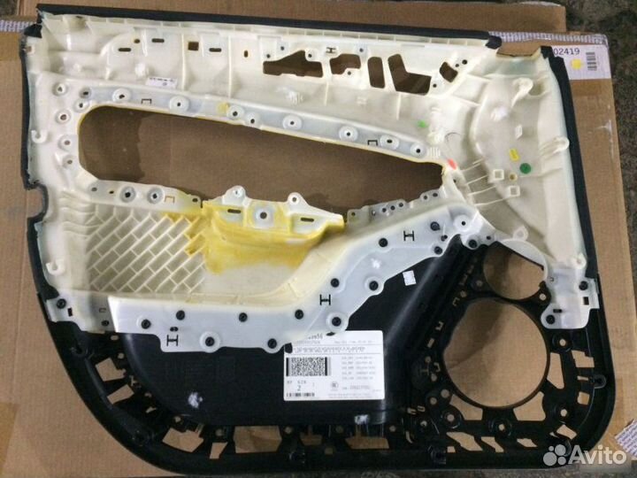 Обшивка двери передняя правая Mercedes Gle W166