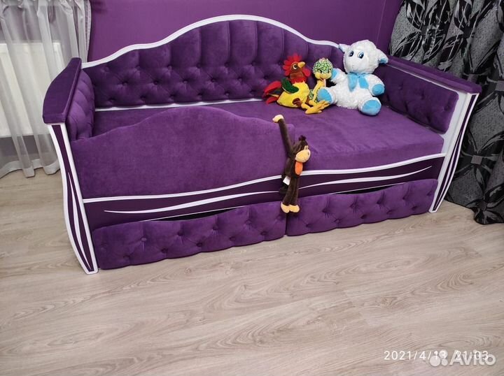 Кровать для девочки с мягкой спинкой