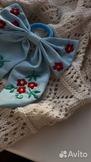 Бант с вышивкой ручной работы