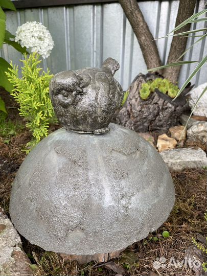 Большая Птичка на полусфере из бетона.Декор сада