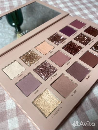 Палетка теней Huda Beauty The New Nude