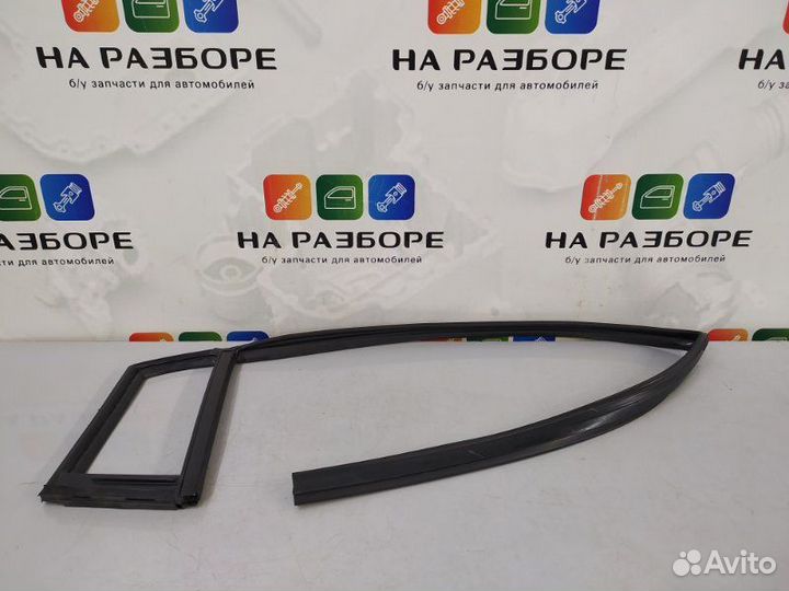 Уплотнительная резинка стекла двери задняя правая