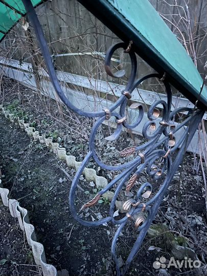 Козырек над крыльцом