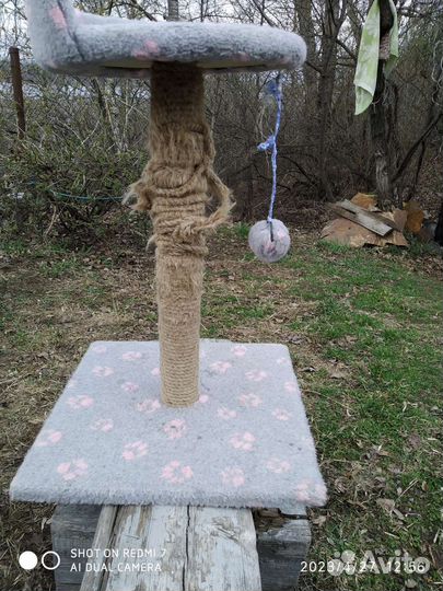 Лежанка для кошек с когтеточкой