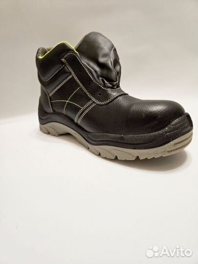 Кроссовки с металическим носом