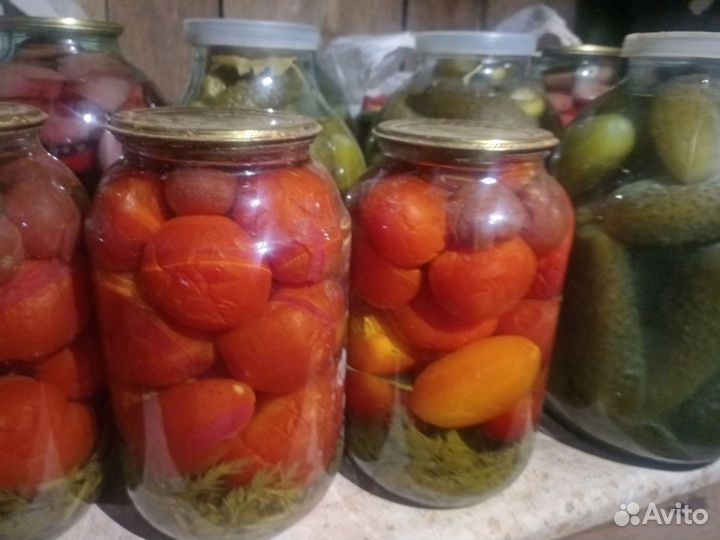 Грибы белые, лисички, помидоры маринованные