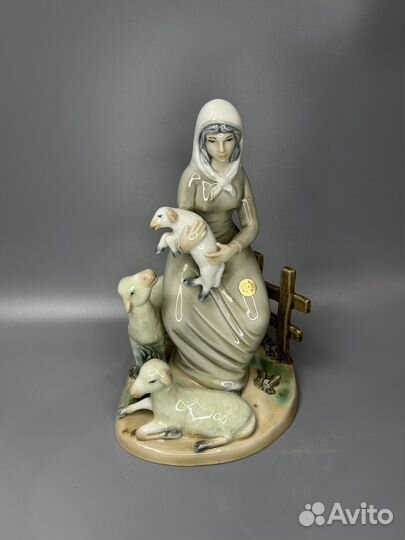 Статуэтка фарфор