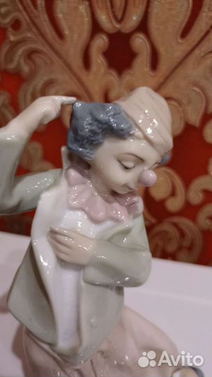 Фарфоровая статуэтка клоуна