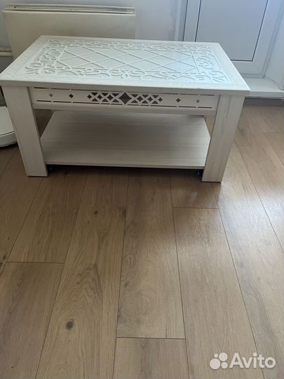 Журнальный столик на колесах