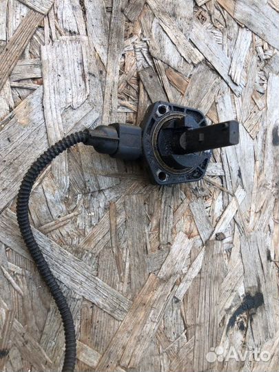 Датчик уровня масла в двигателе Volkswagen Tiguan