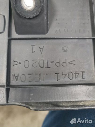 Декоративная крышка двигателя Nissan Tiida хэтчбек