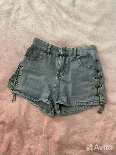 Джинсовые шорты с цепочками
