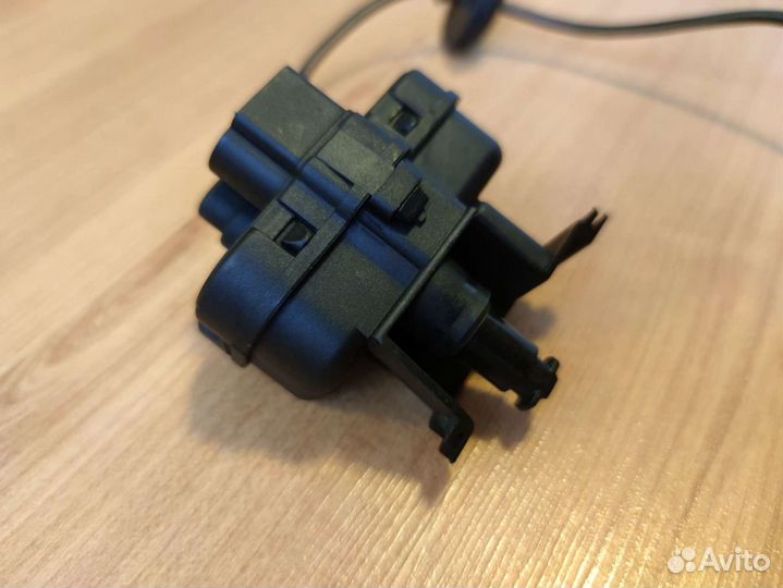 Замок лючка бензобака Тигуан