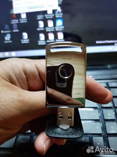 Usb флешка новая в кожаном футляре
