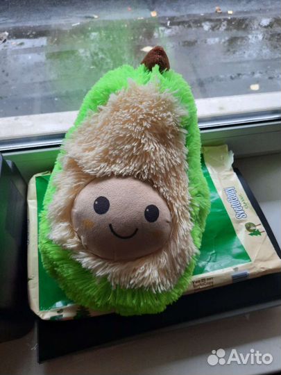 Мягкие игрушки авокадо и медведь