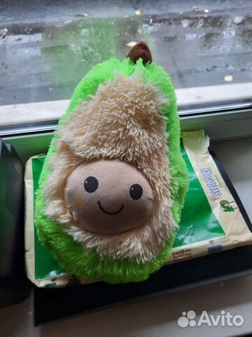 Мягкие игрушки авокадо и медведь