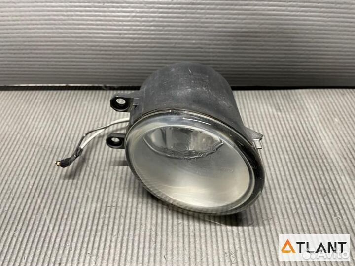 Туманка передняя правая toyota isis