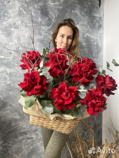 Корзина с красными розами