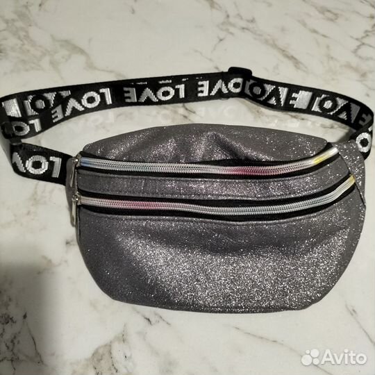 Сумка на пояс серебристого цвета