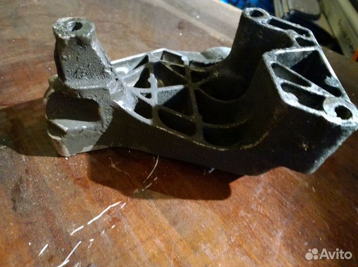 Опора двигателя правая golf3 vw 1.9tdi