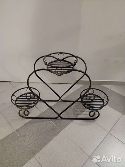 Кованая подставка для цветов