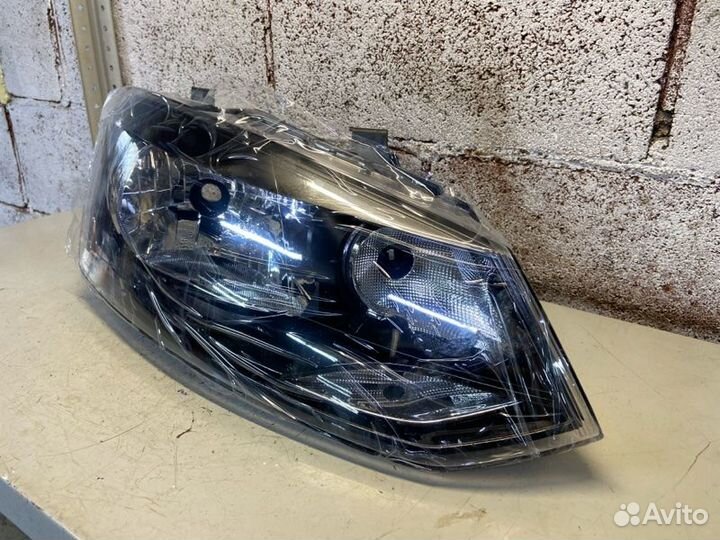 Фара правая Volkswagen Polo 5 2009-2020