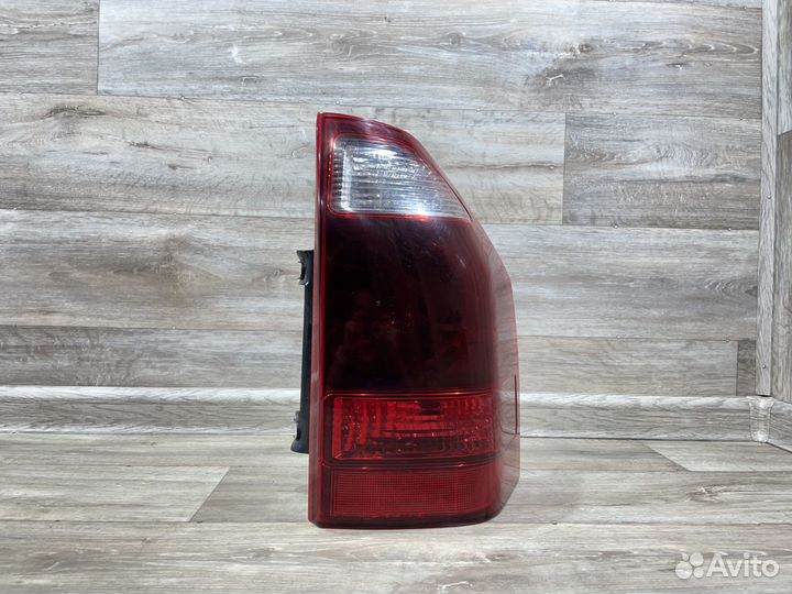 Фонарь задний правый Mitsubishi Pajero 3 2002-2006
