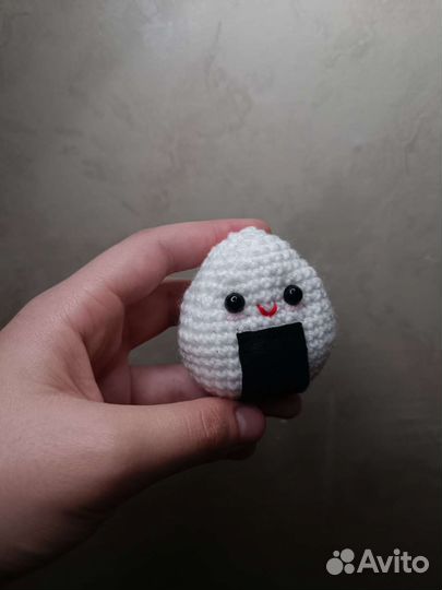 Вязаные игрушки брелки онигири