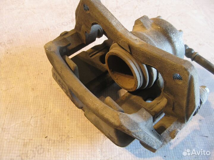 Суппорты тормозные передние Мицубиши Кольт 6