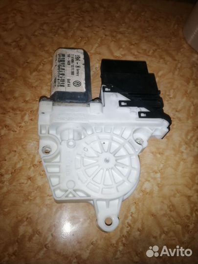 Моторчик стеклоподъемника задний правый гольф 4