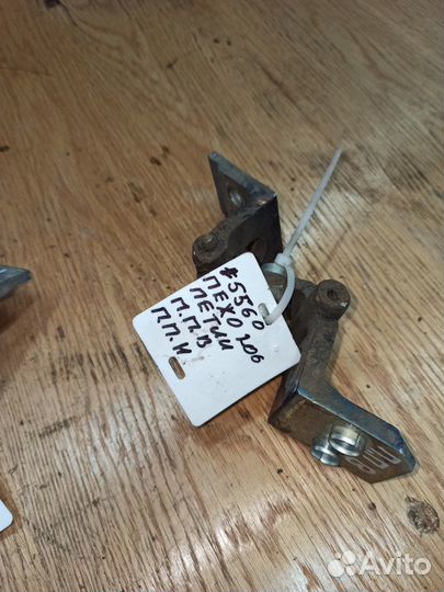 Петля двери передняя Peugeot 206