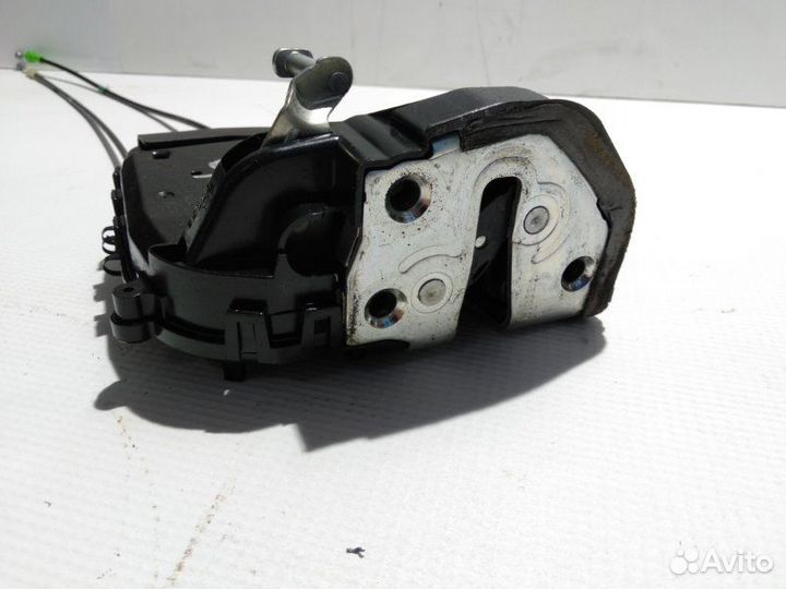 Замок боковой двери задний левый Toyota Vitz NCP95