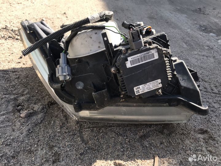 Фара левая ксенон Nissan Navara D40 2005-2010