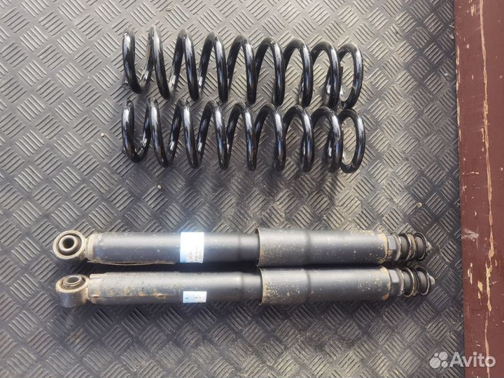 Продам пружины на ленд крузер 200