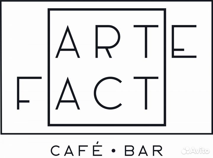 Официант в кафе