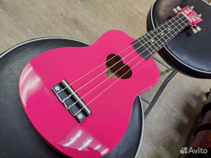 Укулеле розовая с сердечком