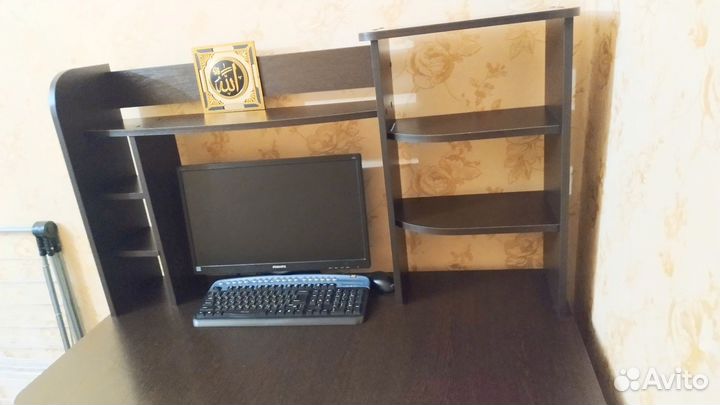 Компьютер и компьютерный стол