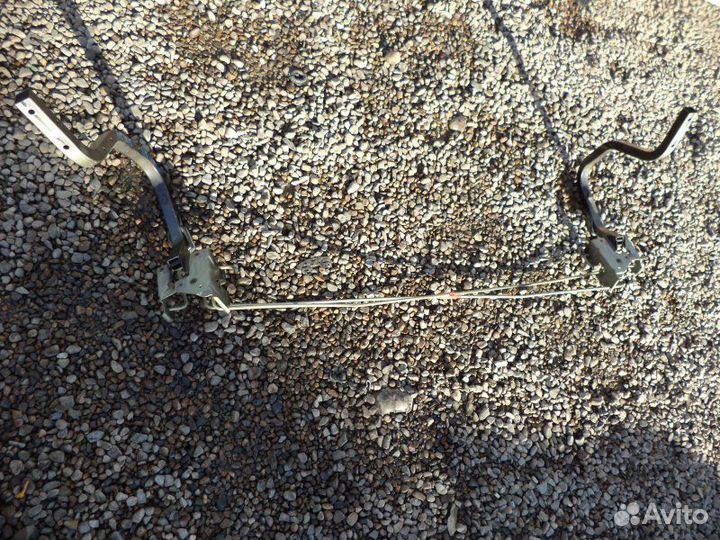 Крепление крышки багажника Nissan Laurel HC35