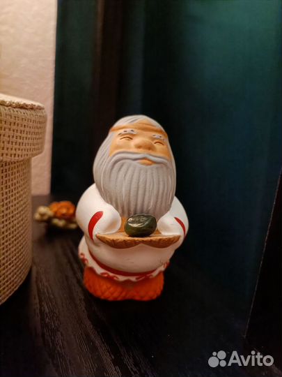 Статуэтка из глины дед с камнем сувенир