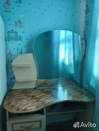 Трюмо с зеркалом