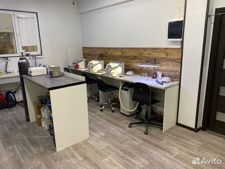 Аренда зуботехнического стола, зубной техник