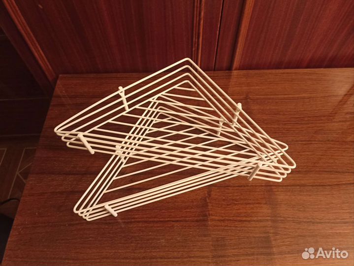 Металлические угловые полочки