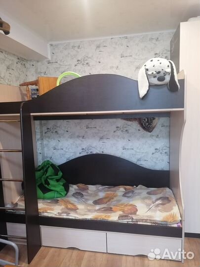 Детский уголок с кроватью и столом