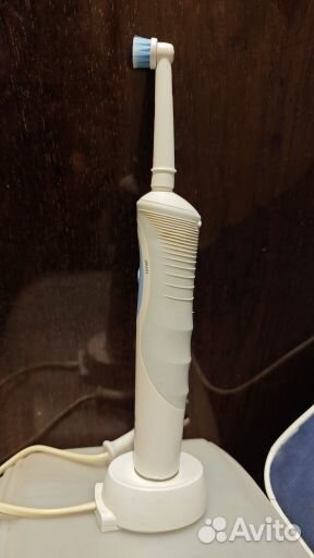 Электрическая зубная щетка oral b