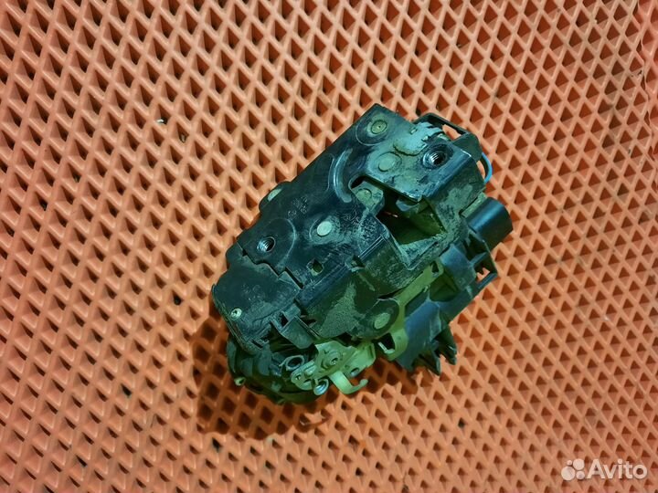 Замок двери передний правый Skoda Octavia Tour