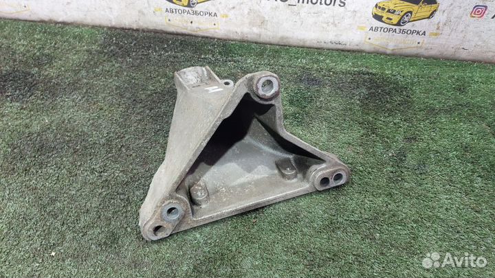 Опора двигателя правая 1.8 Audi A4 B5